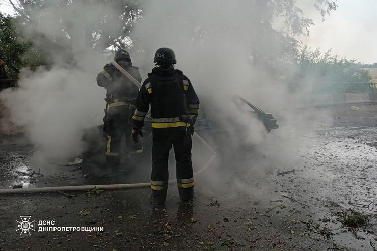 Последствия обстрела: в Синельниковском районе в автомобиле обнаружили обгоревшие тела 2 человек