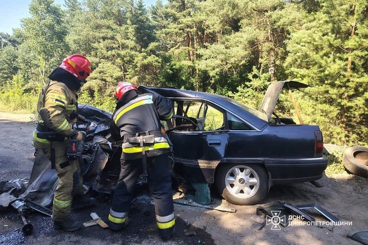 ДТП в Синельниківському районі: водія затиснуло всередині пошкодженого автомобіля