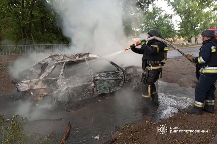 Последствия обстрела: в Синельниковском районе в автомобиле обнаружили обгоревшие тела 2 человек
