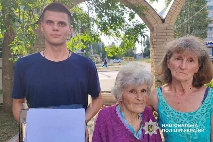 У Синельниковому курсанти поліції допомогли знайти зниклу 89-річну жінку