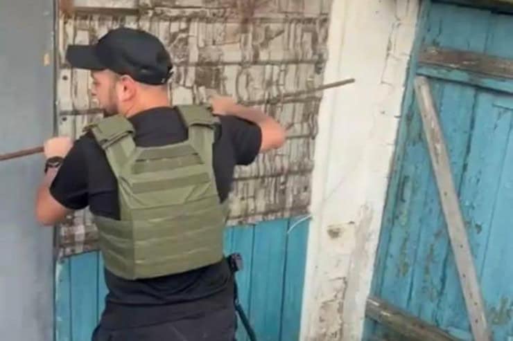 В Синельниковском районе полицейские помогли спасти имущество во время пожара после вражеского удара