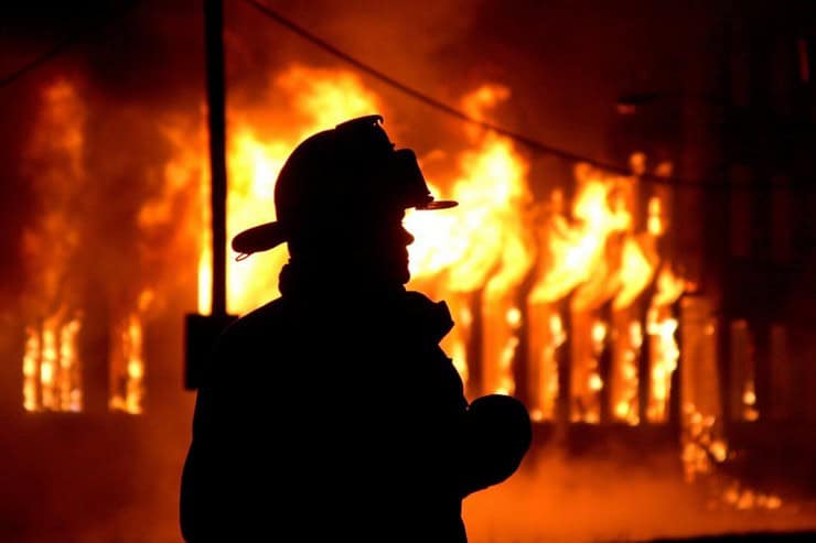 В Синельниківському районі внаслідок ворожих обстрілів загорілися сільгосппідприємства