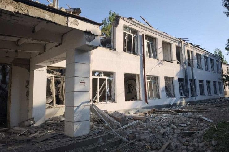 Последствия обстрелов Синельниковского района: повреждены гимназия, детский сад, дом культуры, магазины, автомобили