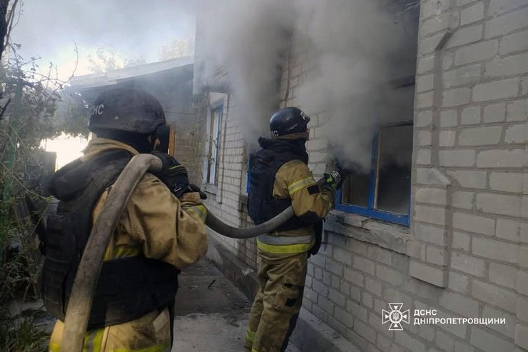 В Синельниковском районе FPV-дрон попал в дом: возник пожар