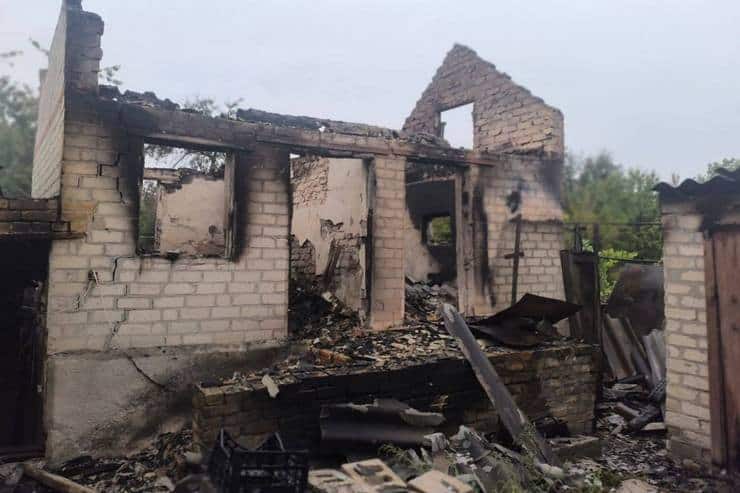 Ворог обстріляв 4 громади Синельниківського району: пошкоджено будинки, виникла пожежа