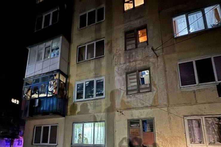 Внаслідок обстрілу в Синельниківському районі пошкоджена багатоповерхівка