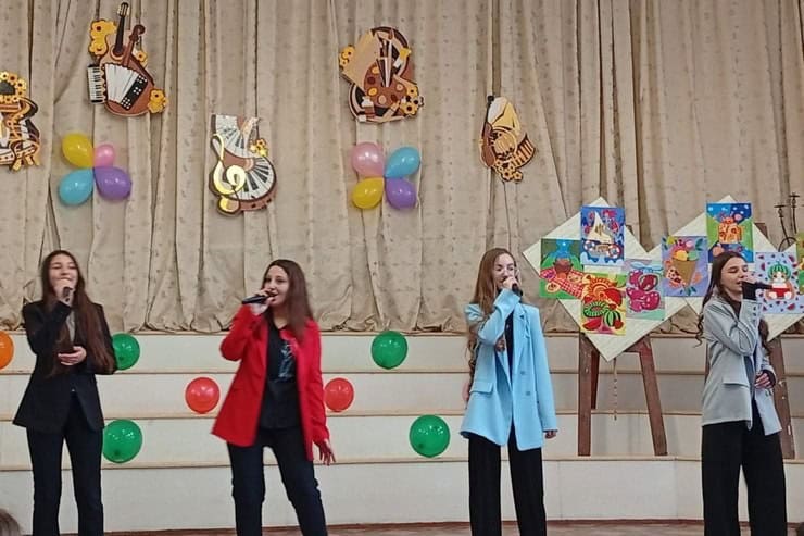 “Мелодії осені” в Синельниковому: юні таланти вперше вийшли на велику сцену