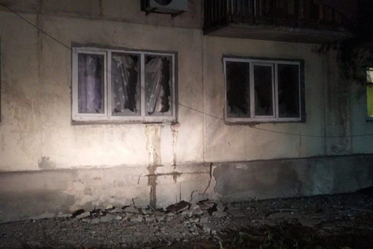 Внаслідок обстрілу в Синельниківському районі пошкоджена багатоповерхівка