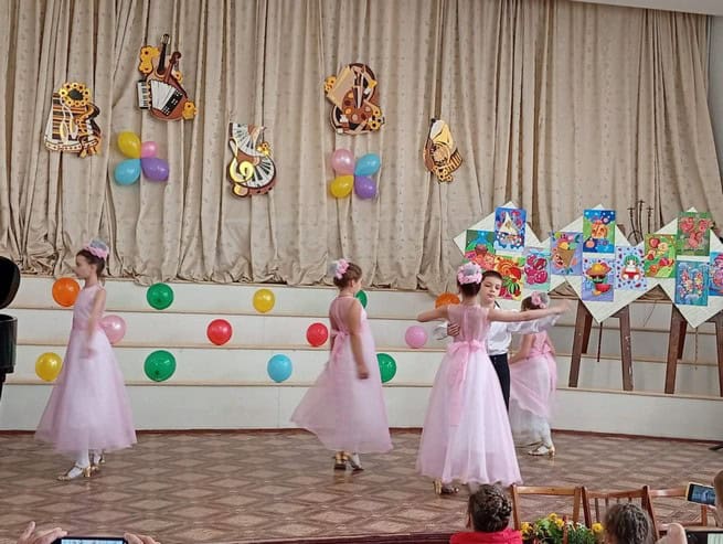 “Мелодії осені” в Синельниковому: юні таланти вперше вийшли на велику сцену