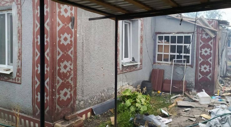 Наслідки обстрілу Синельниківського району, внаслідок якого постраждала 11-річна дівчинка