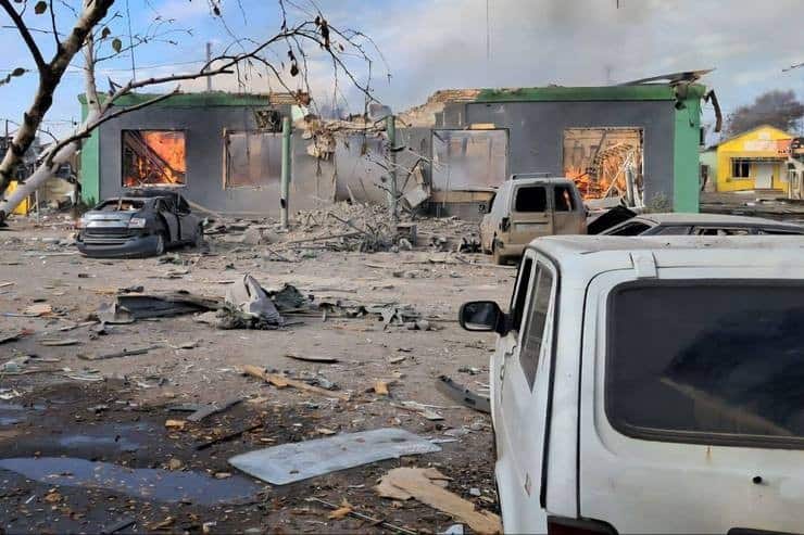 Завдано удару КАБами по центру селища Покровське в Синельниківському районі: 2 загиблих та 4 поранених, багато руйнувань