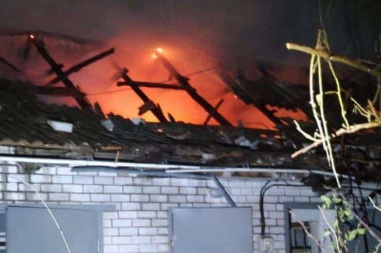 Последствия обстрелов Синельниковского района: пострадали 2 человека, горели дома
