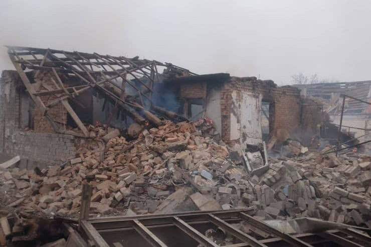 Массированный обстрел Синельниковского района: ранены 3 человека, повреждены предприятие, инфраструктура, дома, автомобили