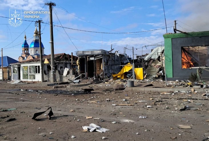 Завдано удару КАБами по центру селища Покровське в Синельниківському районі: 2 загиблих та 4 поранених, багато руйнувань