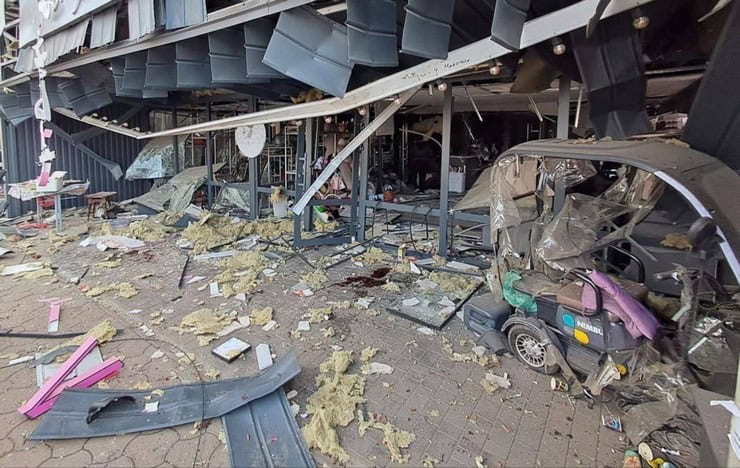 Завдано удару КАБами по центру селища Покровське в Синельниківському районі: 2 загиблих та 4 поранених, багато руйнувань