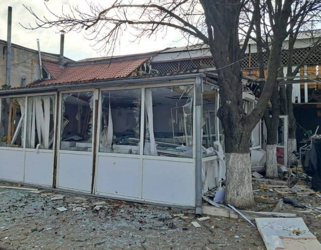 Завдано удару КАБами по центру селища Покровське в Синельниківському районі: 2 загиблих та 4 поранених, багато руйнувань