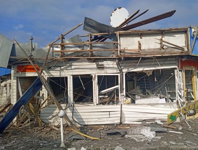 Завдано удару КАБами по центру селища Покровське в Синельниківському районі: 2 загиблих та 4 поранених, багато руйнувань