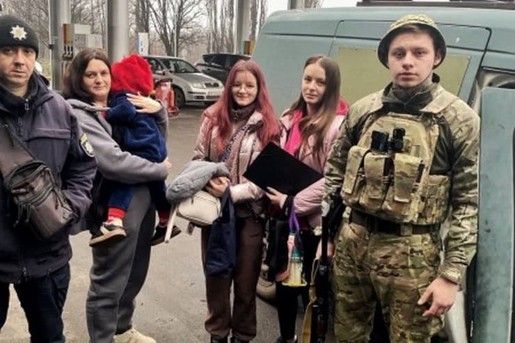 “Білі янголи” евакуювали дві родини з дітьми з прифронтового села Синельниківського району