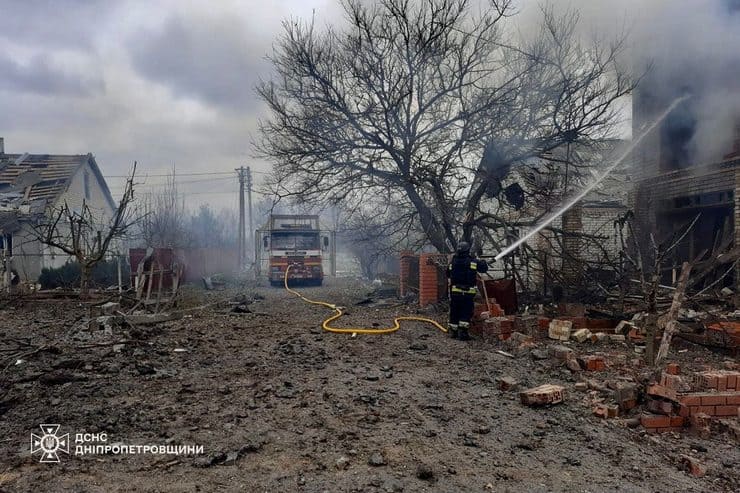 В Синельниківському районі після влучань авіабомб загорілися будинки, пошкоджено об’єкти інфраструктури