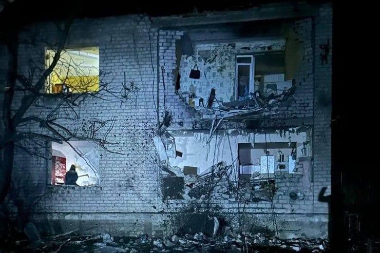 Наслідки ворожих атак на Синельниківський район: поранено 57-річного чоловіка, понівечено багатоквартирний будинок