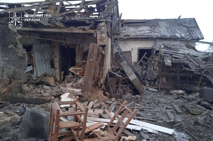 Поранена 67-річна жінка і згорілий будинок — наслідки нічного обстрілу Синельниківського району