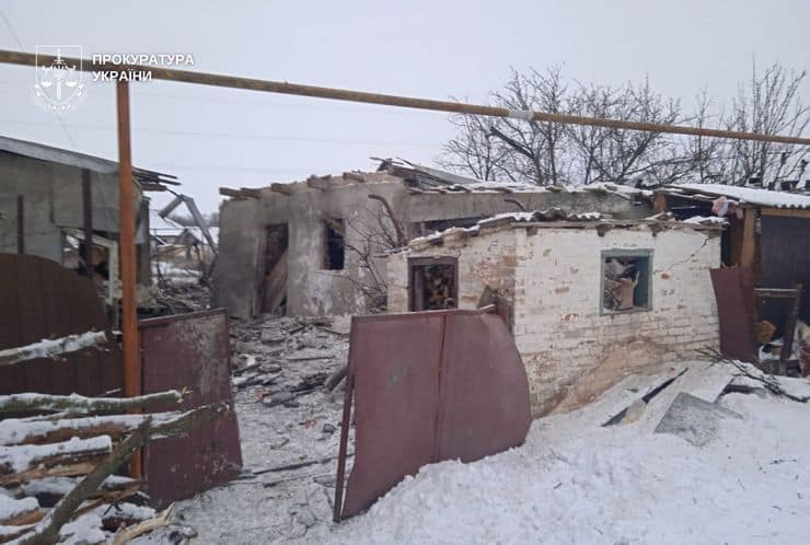 Поранена 67-річна жінка і згорілий будинок — наслідки нічного обстрілу Синельниківського району