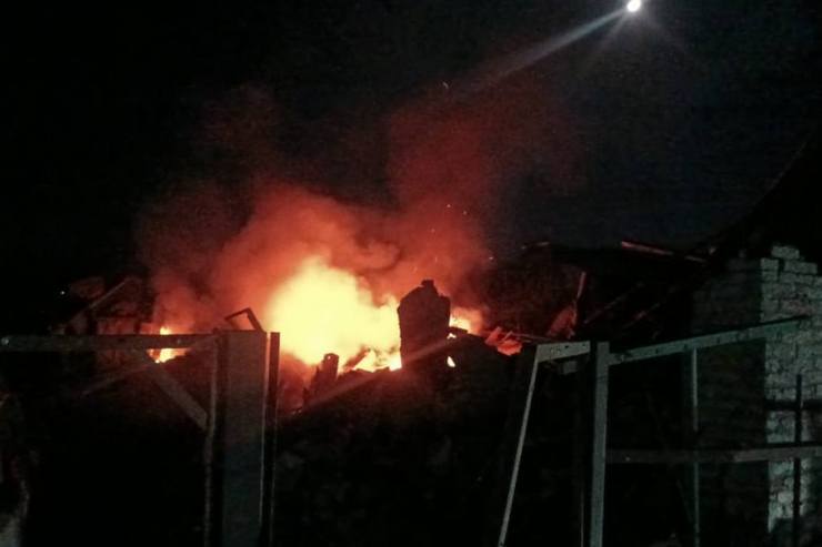 Ночной обстрел Синельниковского района: 2 раненых, разрушены дома, поврежден магазин, автомобили, газопровод, ЛЭП