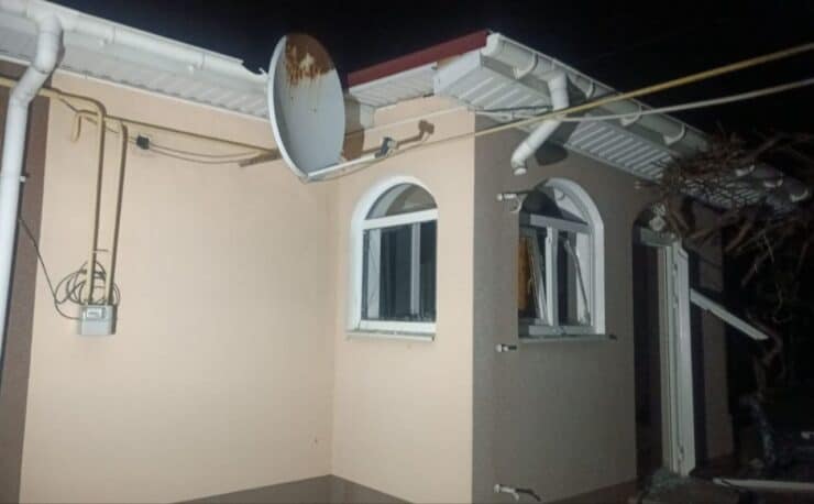 Ворожі безпілотники атакували три громади Синельниківського району: пошкоджено ліцей, 2 будинки, автомобіль, газогони