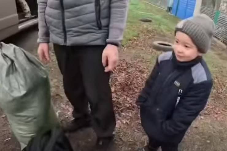 Под угрозой ударов КАБами полицейские эвакуировали семью с 5-летним мальчиком из прифронтового села Синельниковского района