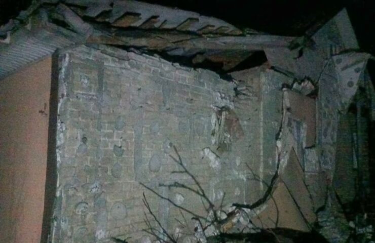 Ворожі безпілотники атакували три громади Синельниківського району: пошкоджено ліцей, 2 будинки, автомобіль, газогони