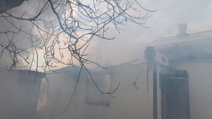 Ворог атакував три громади Синельниківського району: потрощено медичний заклад, загорілися навчальний заклад, будинки