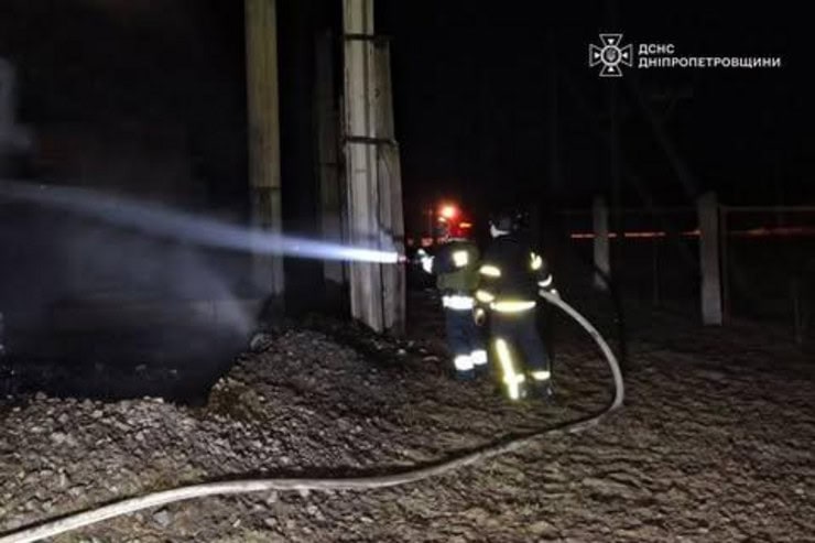 В Синельниковском районе объект инфраструктуры подвергся повторному обстрелу: ранены спасатель и работник предприятия