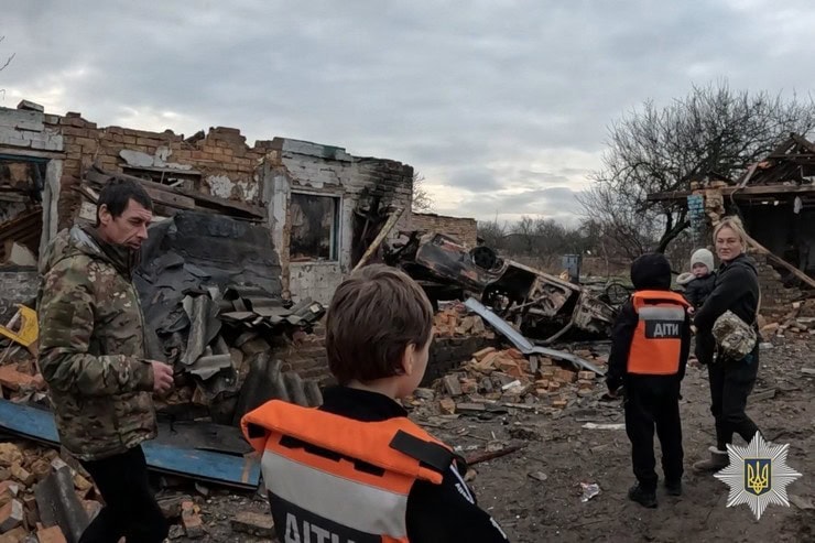 Из прифронтового поселка в Синельниковском районе эвакуировали семью с 4 детьми: решились — после «прилета» шахеда