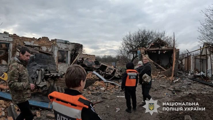 Из прифронтового поселка в Синельниковском районе эвакуировали семью с 4 детьми: решились — после «прилета» шахеда