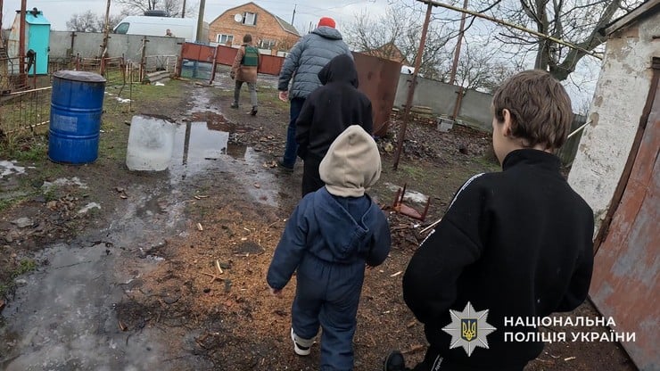 Из прифронтового поселка в Синельниковском районе эвакуировали семью с 4 детьми: решились — после «прилета» шахеда