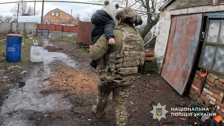 Из прифронтового поселка в Синельниковском районе эвакуировали семью с 4 детьми: решились — после «прилета» шахеда