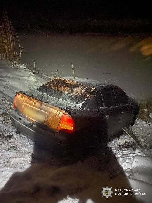 В Шахтарському троє зловмисників, погрожуючи зброєю, викрали автомобіль та втікли в Донецьку область