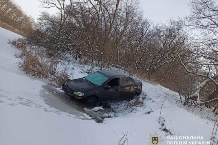 В Шахтарському троє зловмисників, погрожуючи зброєю, викрали автомобіль та втікли в Донецьку область