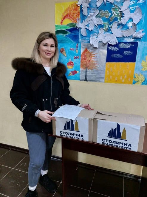 В Синельниково семьи погибших защитников Украины получили продуктовые наборы от благотворителей