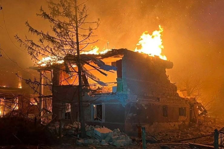 Дві громади Синельниківського району зазнали обстрілів: поранена жінка, вщент згоріли будинки