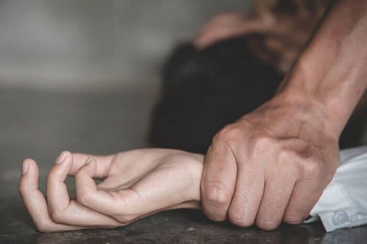 На Синельниківщині вибивають двері в будинках і ґвалтують жінок