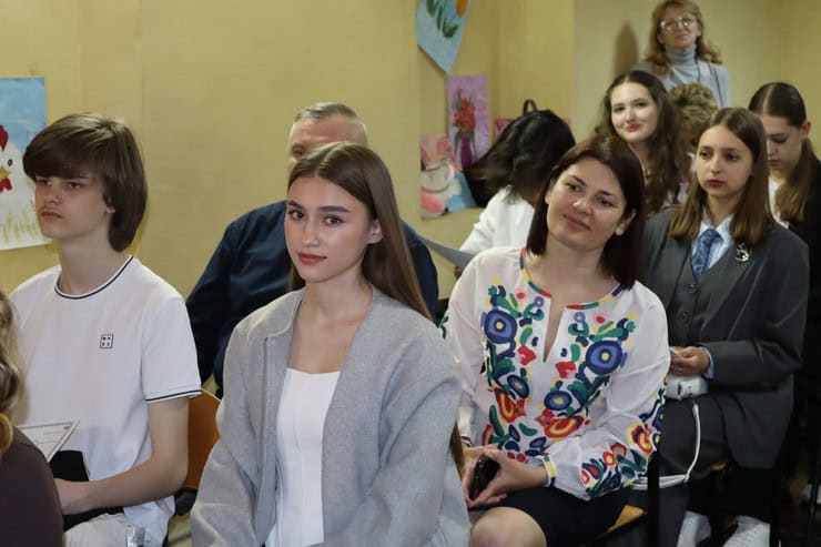 В Синельниковому 20 талановитих дітей отримали стипендії міського голови