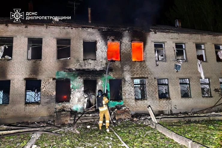 Обстріл міста Шахтарське: пошкоджено багатоповерхіку і адмінбудівлю, евакуйовано 25 мешканців