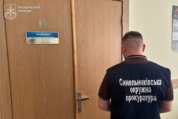 Міського голову та службовицю підозрюють у махінаціях з житлом для ДБСТ на Синельниківщині: збитки майже 5 млн гривень