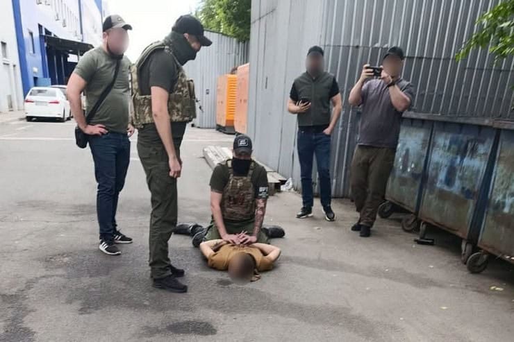 Синельниківські поліцейські викрили військовослужбовця, який продавав гранатомети, гранати та набої