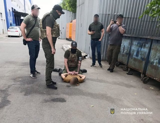 Синельниківські поліцейські викрили військовослужбовця, який продавав гранатомети, гранати та набої