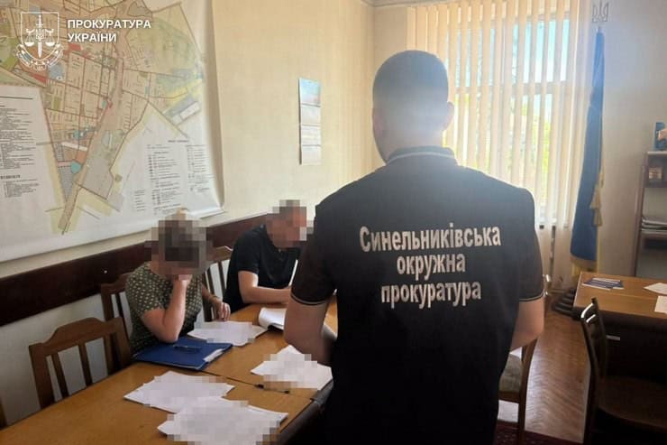 Міського голову та службовицю підозрюють у махінаціях з житлом для ДБСТ на Синельниківщині: збитки майже 5 млн гривень