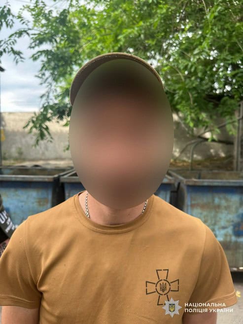 Синельниківські поліцейські викрили військовослужбовця, який продавав гранатомети, гранати та набої