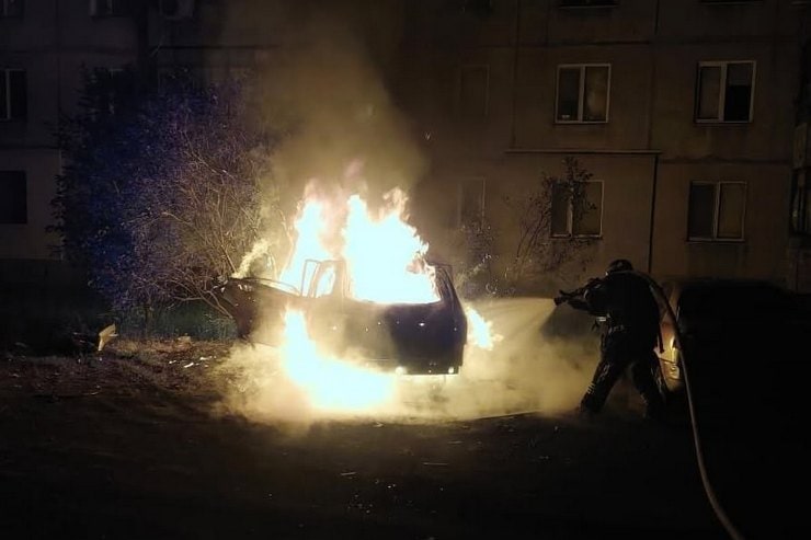 Город Шахтерское атаковали беспилотники: поврежден многоквартирный дом и 4 автомобиля