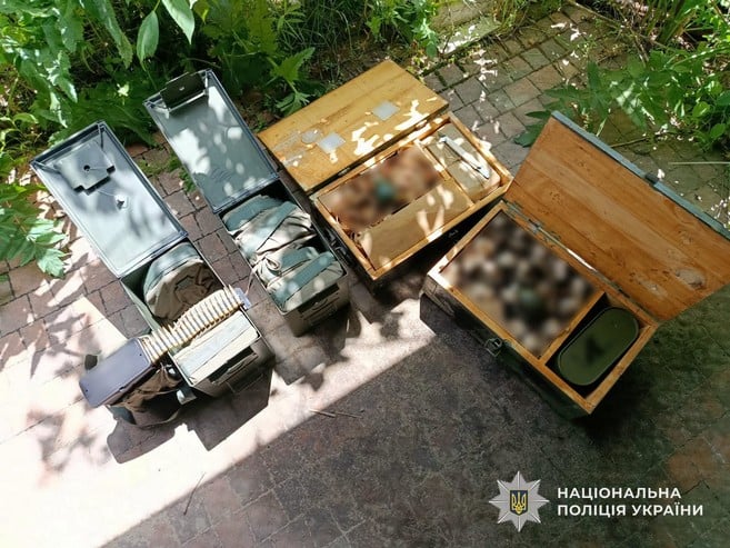 Синельниківські поліцейські викрили військовослужбовця, який продавав гранатомети, гранати та набої